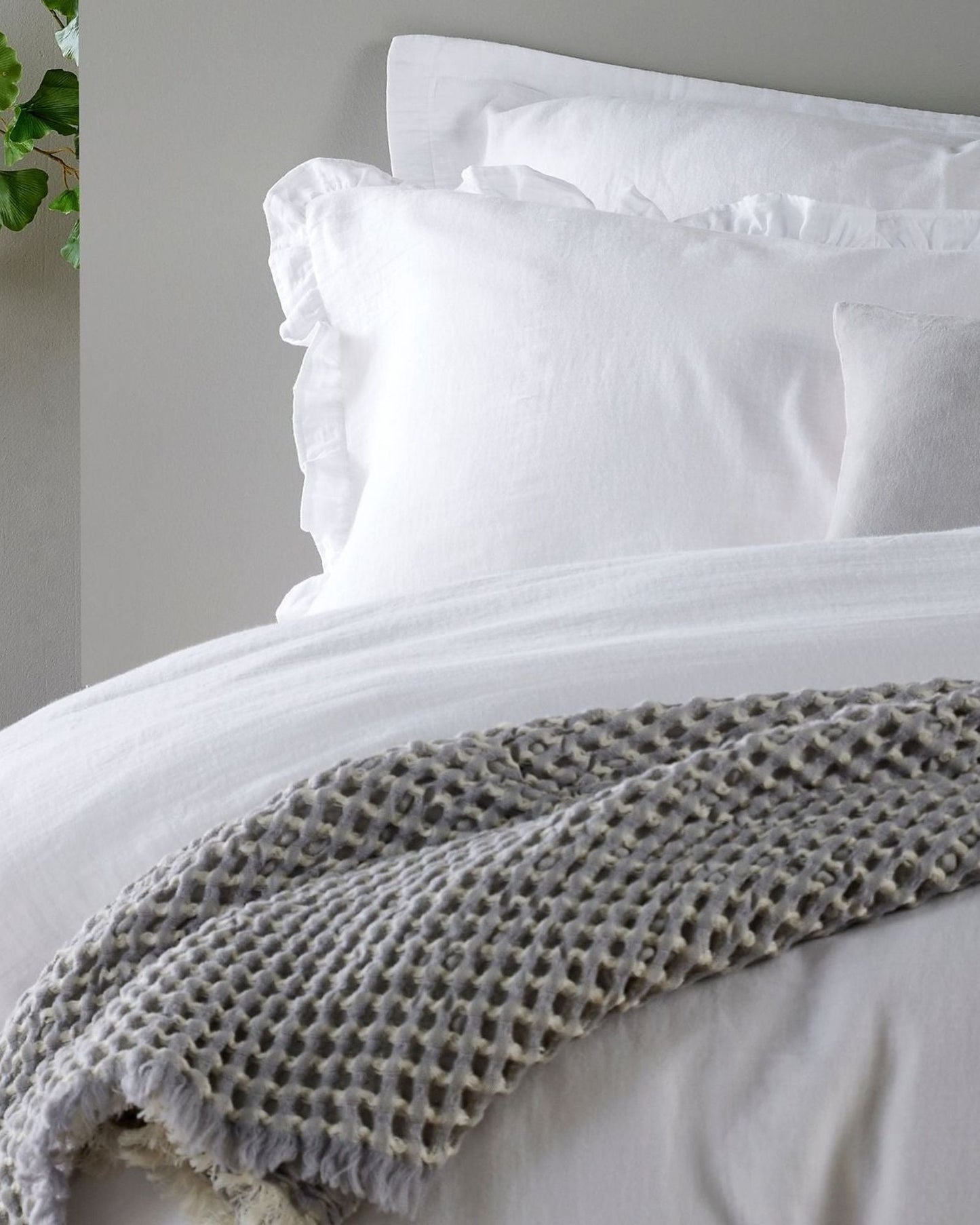 طقم غطاء لحاف "ريتريت رافل" من كريستي، مصنوع من القطن العضوي، مصبوغ بلون أبيض