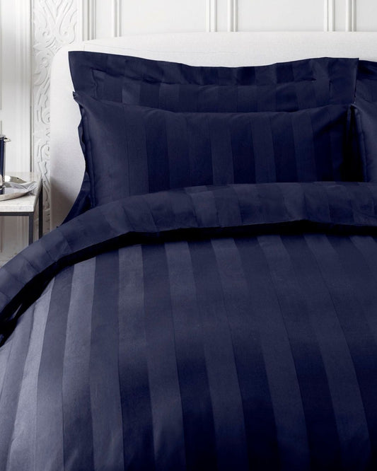 غطاء لحاف "Satin Stripe" من Jasper Conran، بكثافة 500 خيط، باللون الأزرق الداكن