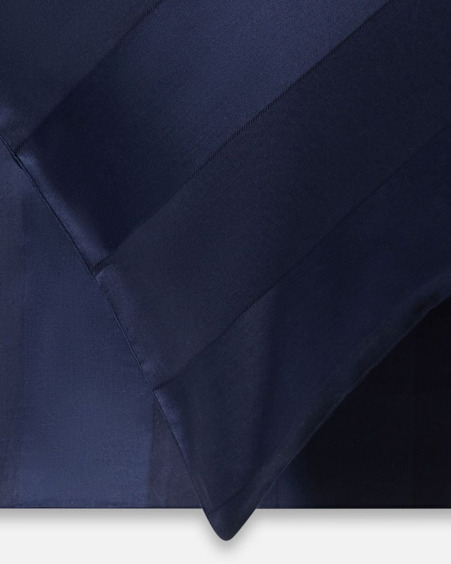 غطاء لحاف "Satin Stripe" من Jasper Conran، بكثافة 500 خيط، باللون الأزرق الداكن