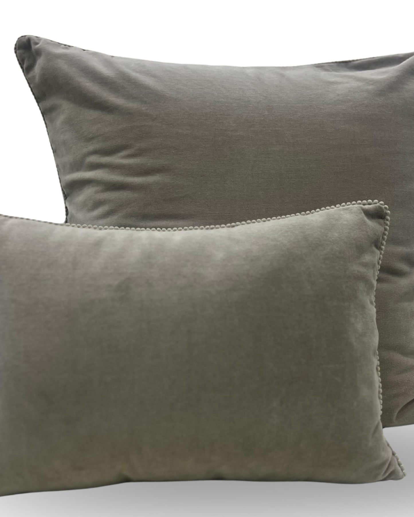 وسادة كريستي "أرليس" المزخرفة المحشوة باللون الرملي (فضي)