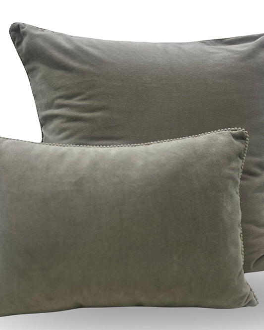 وسادة كريستي "أرليس" المزخرفة المحشوة باللون الرملي (فضي)