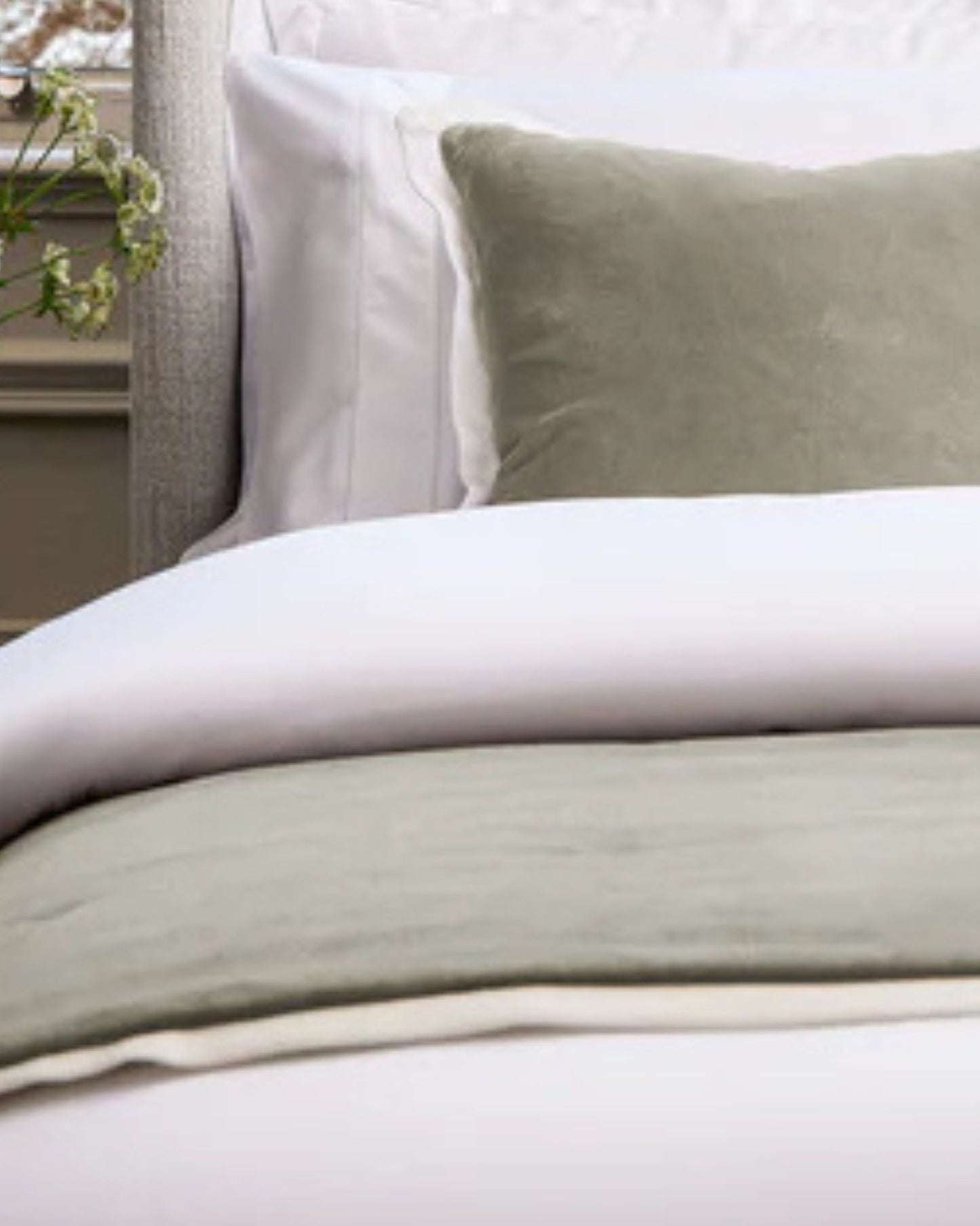 وسادة كريستي "إلثام" المزخرفة المحشوة باللون الرملي (فضي)