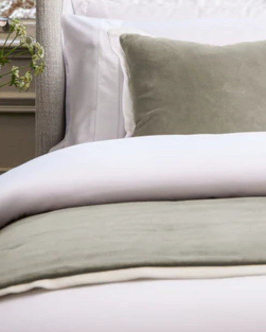 وسادة كريستي "إلثام" المزخرفة المحشوة باللون الرملي (فضي)