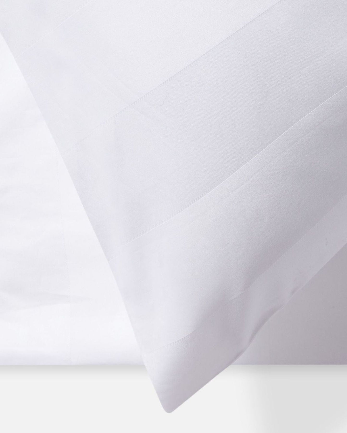غطاء لحاف "Satin Stripe" من Jasper Conran، بكثافة 500 خيط، باللون الأبيض