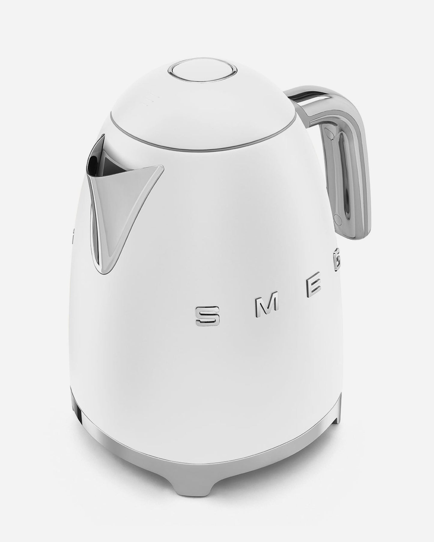 غلاية كهربائية SMEG سعة 1.7 لتر بغطاء ناعم الفتح لون أبيض مطفأ