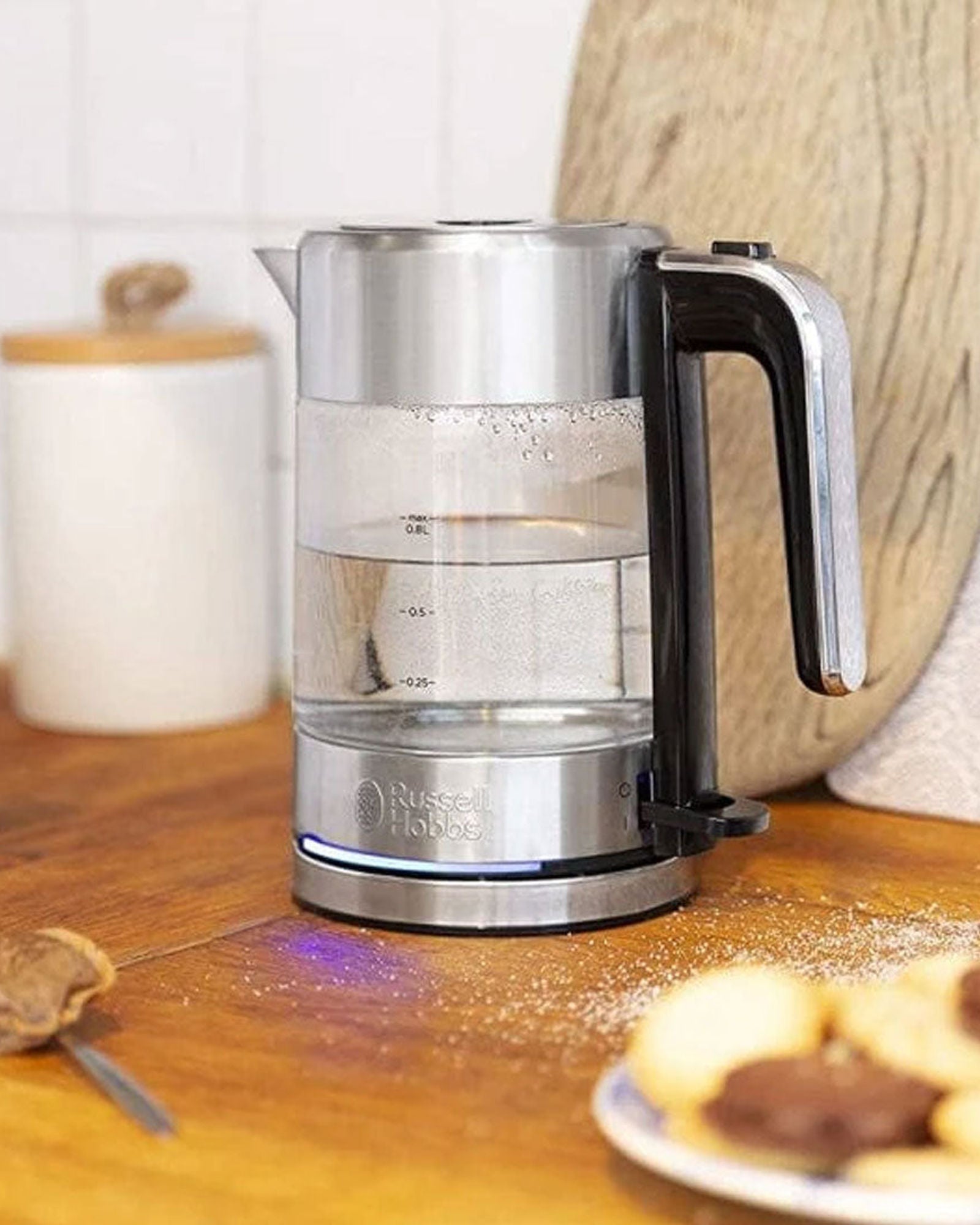 غلاية كهربائية زجاجية مضيئة من راسل هوبز