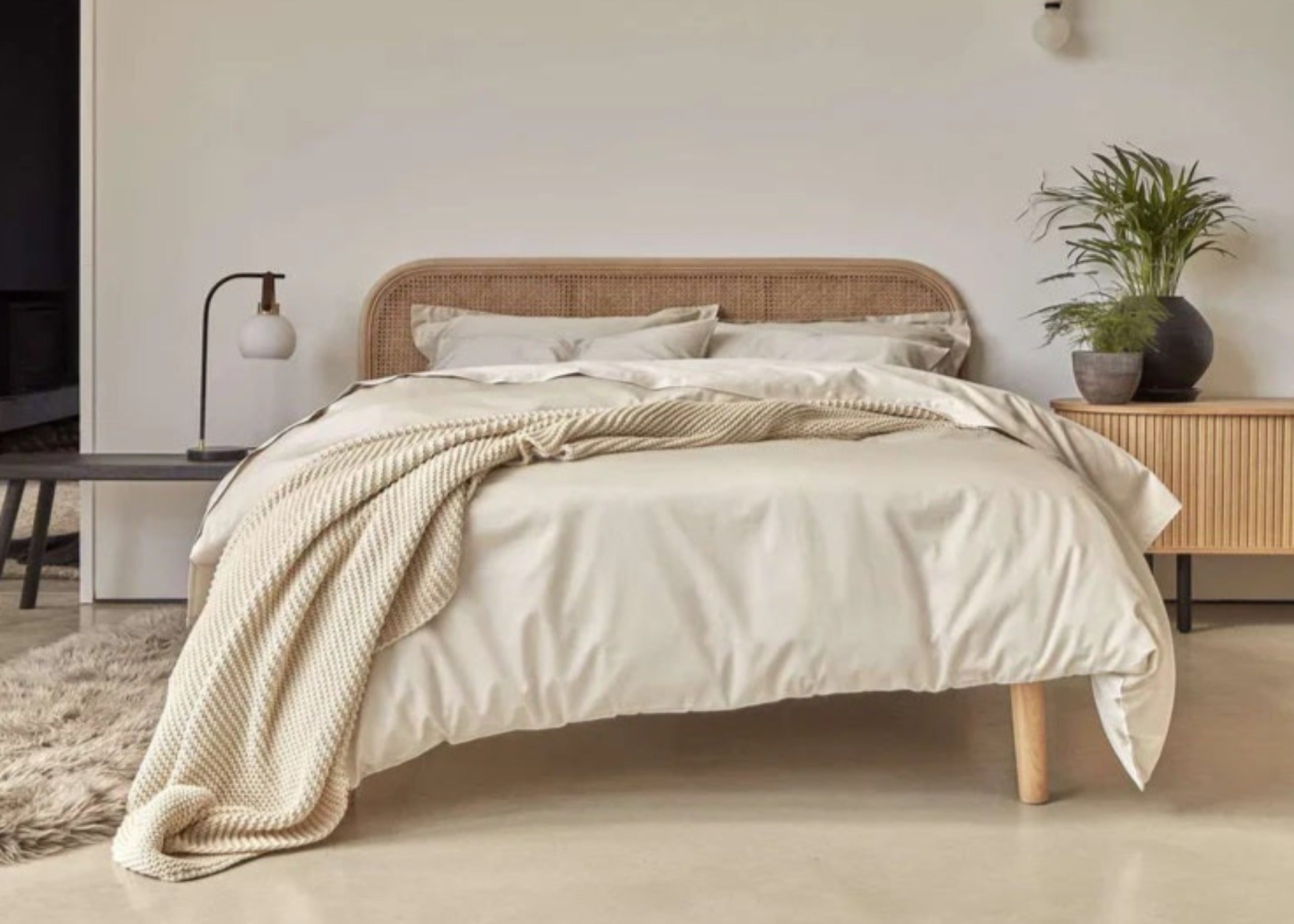 ملاءات كريستي "400 TC Sateen" مصبوغة بلون الكتان