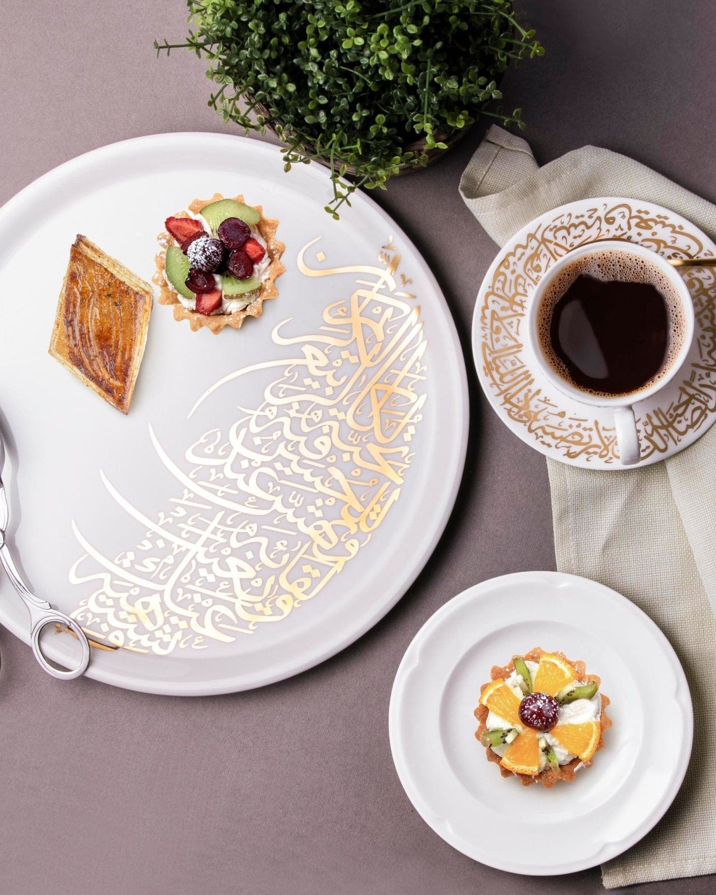 طبق تقديم كبير ذهبي اللون من ديملاج كريم