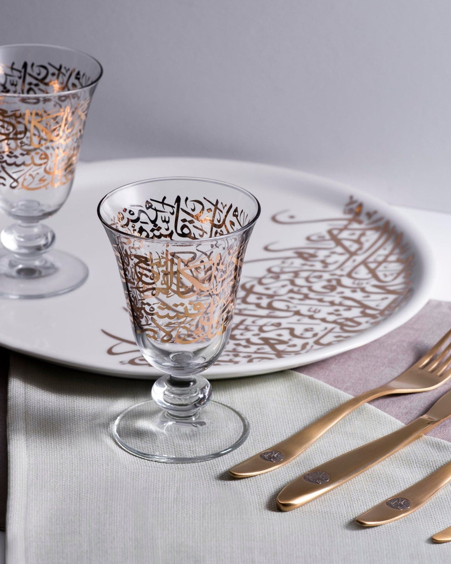 طبق تقديم كبير ذهبي اللون من ديملاج كريم