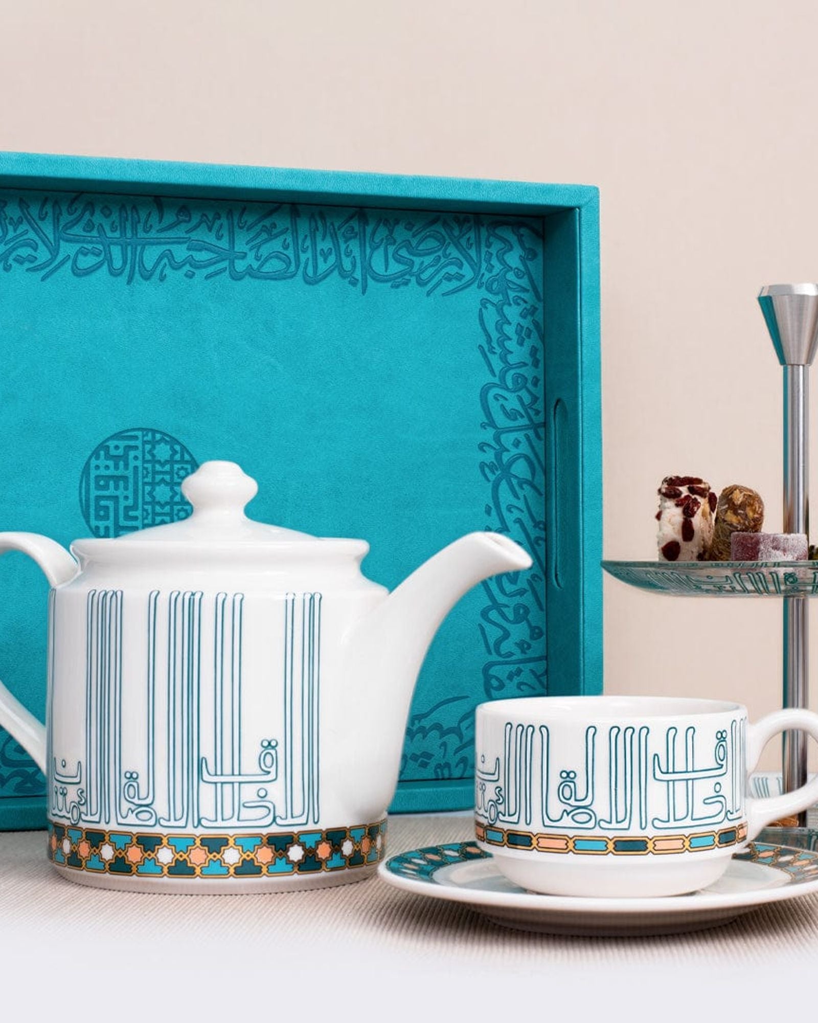 مجموعة ديملاج أصالة من 6 فناجين شاي وصحون (ذهبي وأخضر)