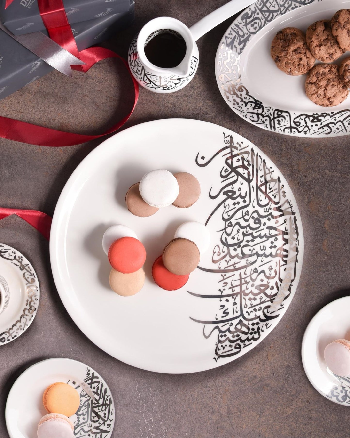 طبق تقديم كبير من البلاتينيوم من ديملاج كريم