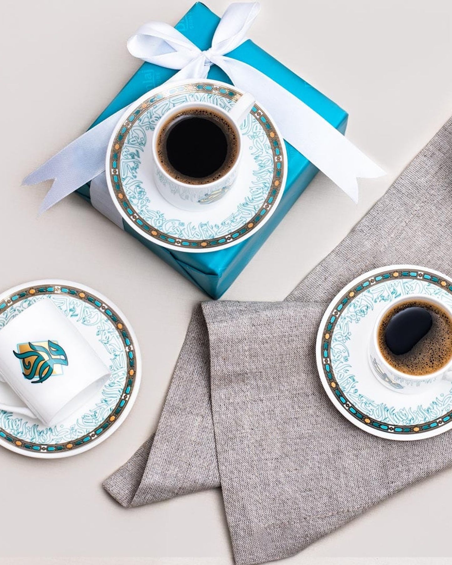 أكواب قهوة تركية من ديملاج وورود، ذهبية وخضراء