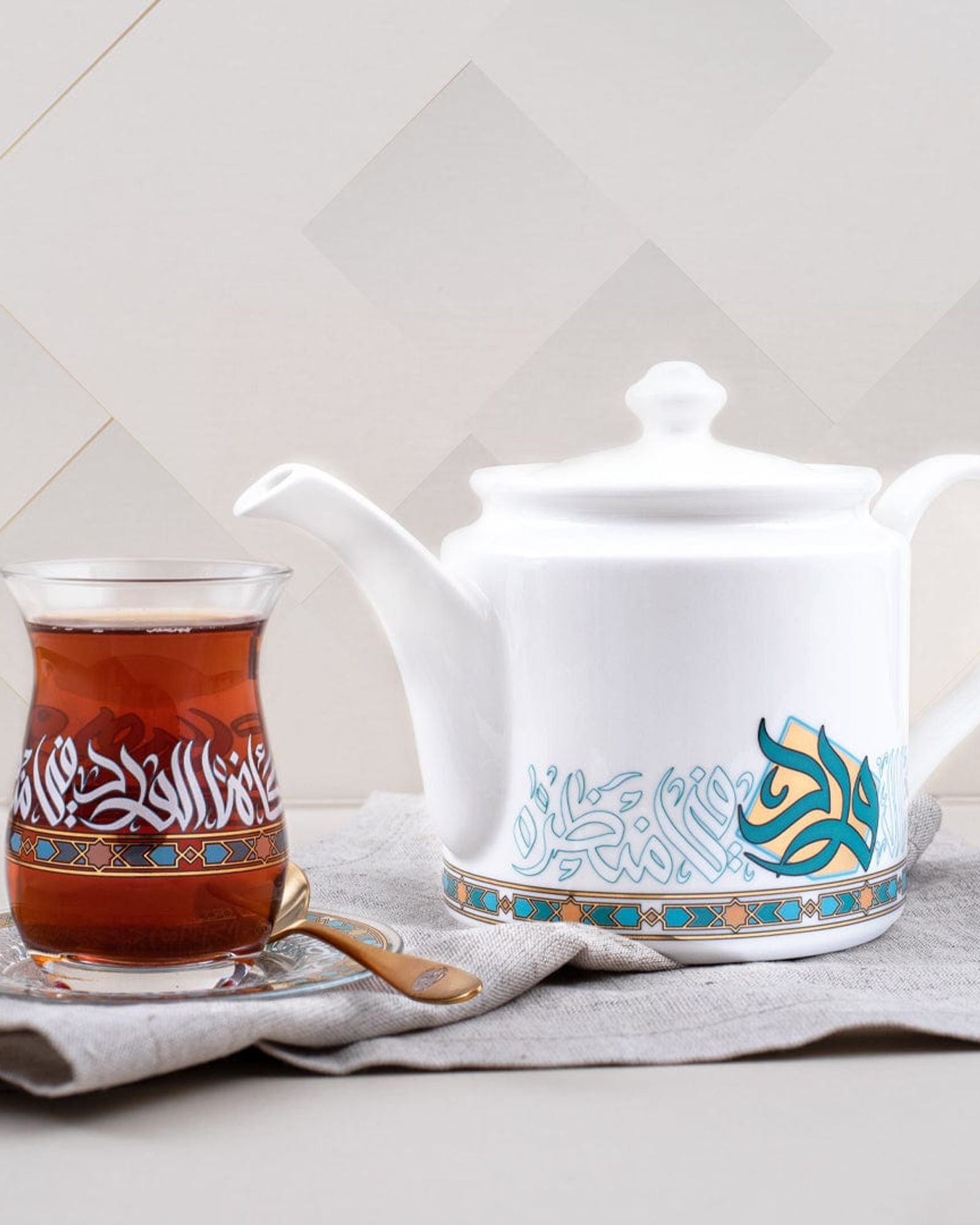 مجموعة ورود دملاج من 6 قطع استكانات وصحون (ذهبي وأخضر)