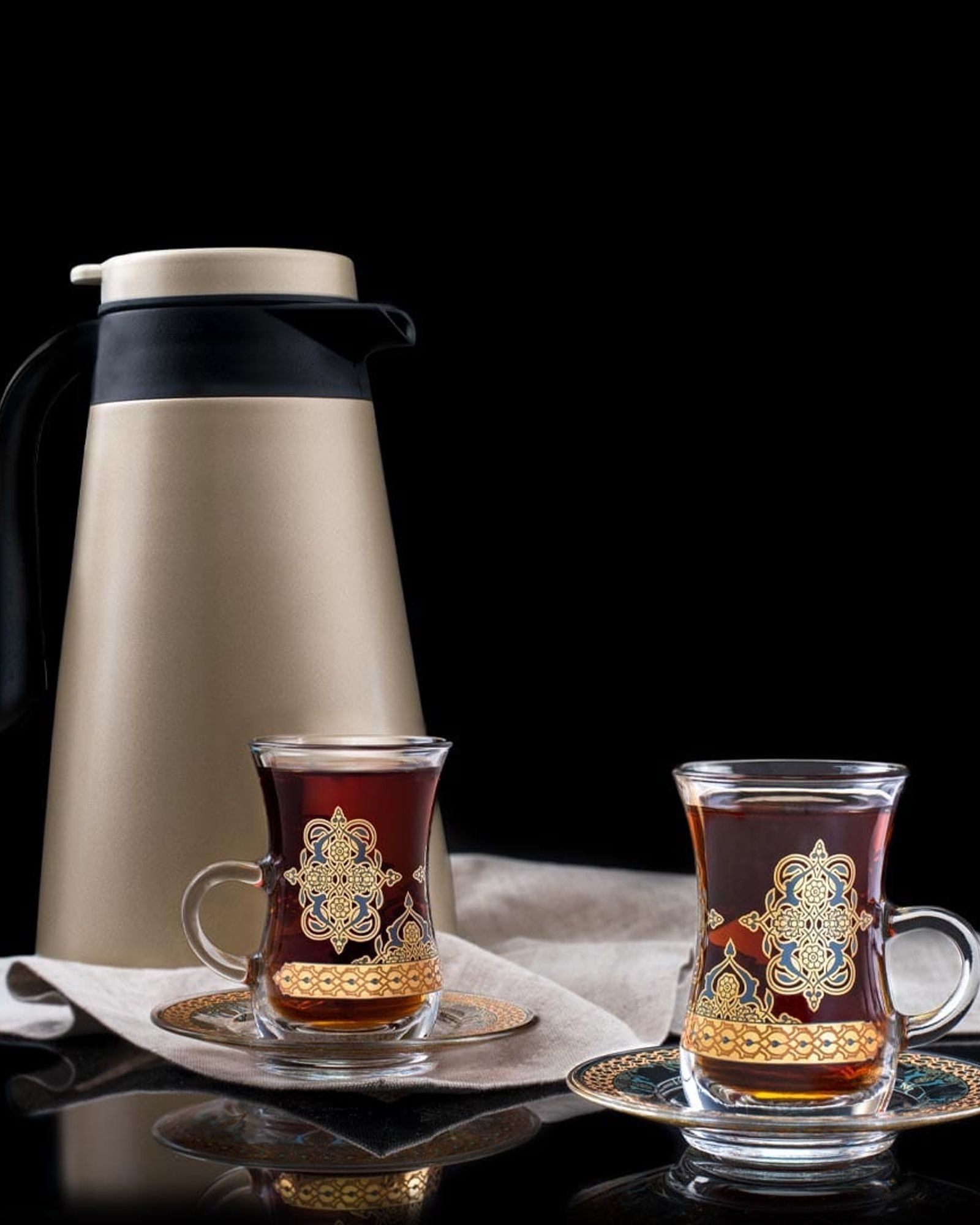 مجموعة ديملاج ريحان من 6 قطع استكانات شاي مع صحون (ذهبي)