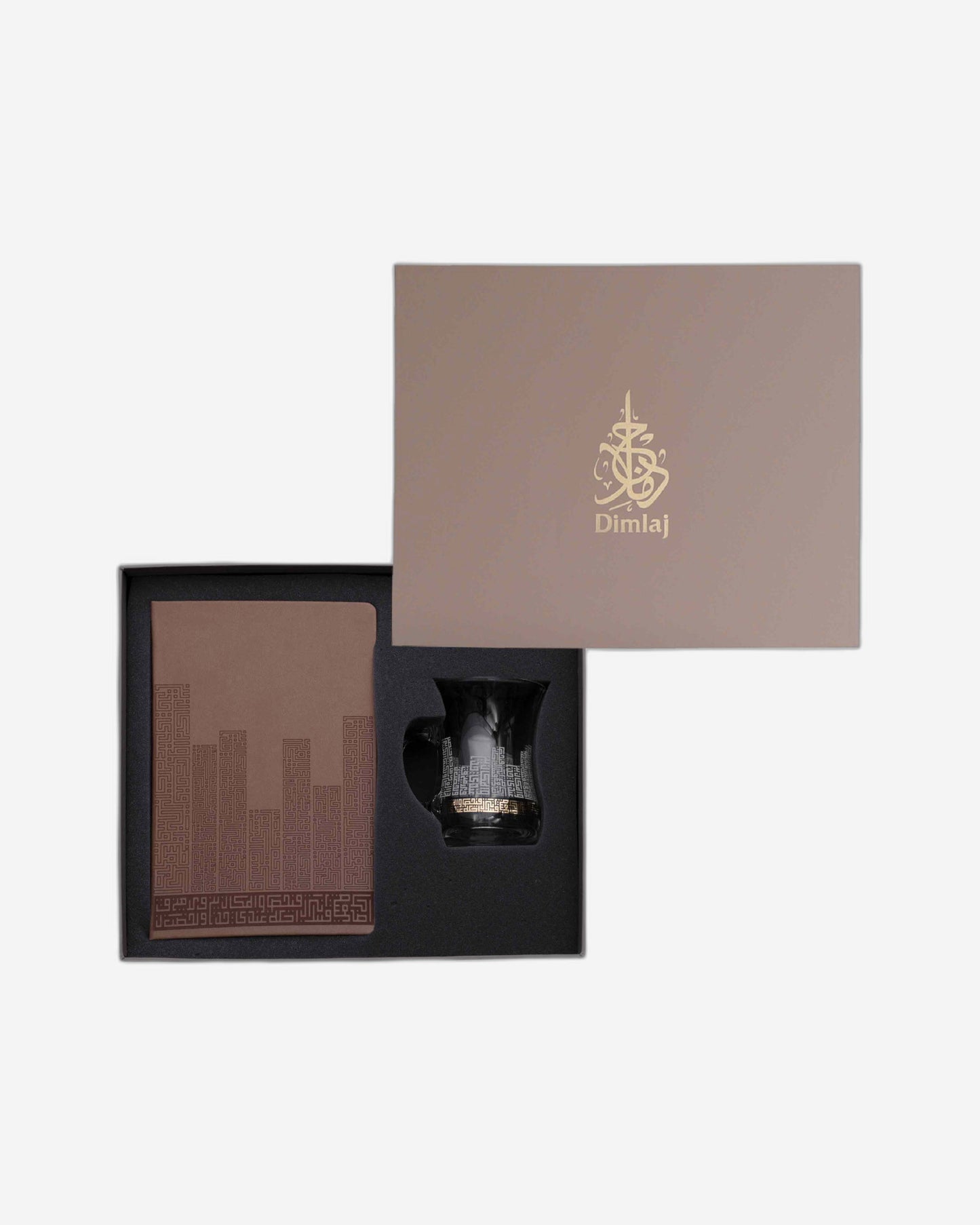 طقم مميز من الأكواب والصحون ودفاتر الملاحظات