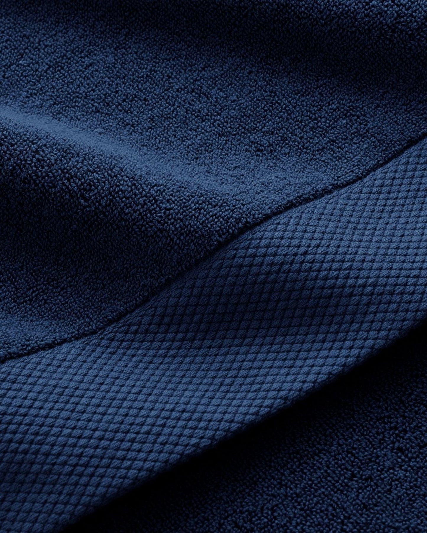 مجموعة مناشف الحمام "لوكس" من كريستي باللون الأزرق الداكن