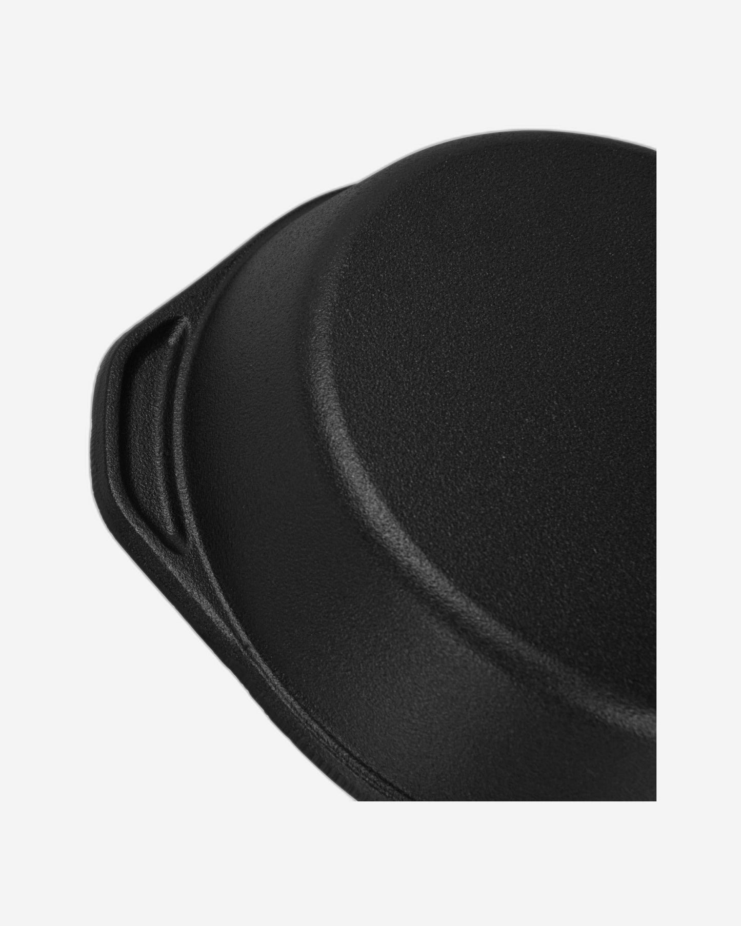 مقلاة فيسمان المصنوعة من الحديد الزهر بمقبضين جانبيين وصينية خشبية