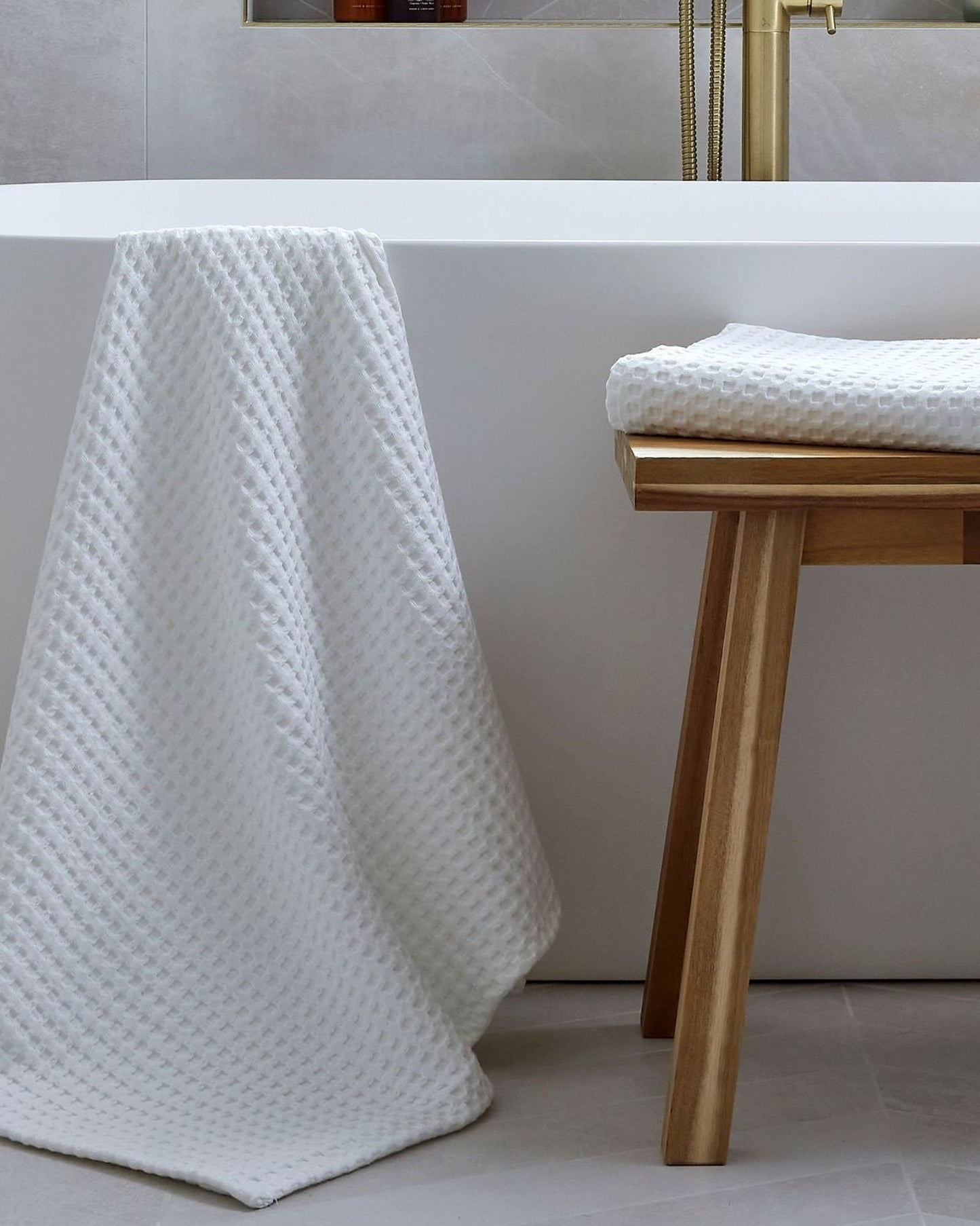 مناشف حمام كريستي البيضاء بنقشة الوافل