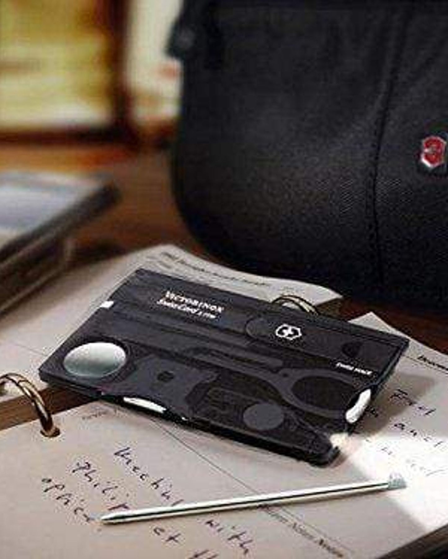 سكين الجيش السويسري من فيكتورينوكس، سويس كارد لايت، أسود شفاف، مزود بـ 9 وظائف - 0.7333.T3