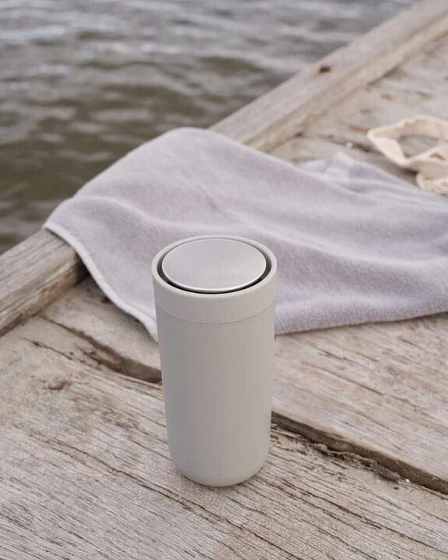 كوب ستيلتون تو جو كليك معزول بالفراغ، سعة 0.4 لتر، لون رمادي فاتح ناعم، 685-13