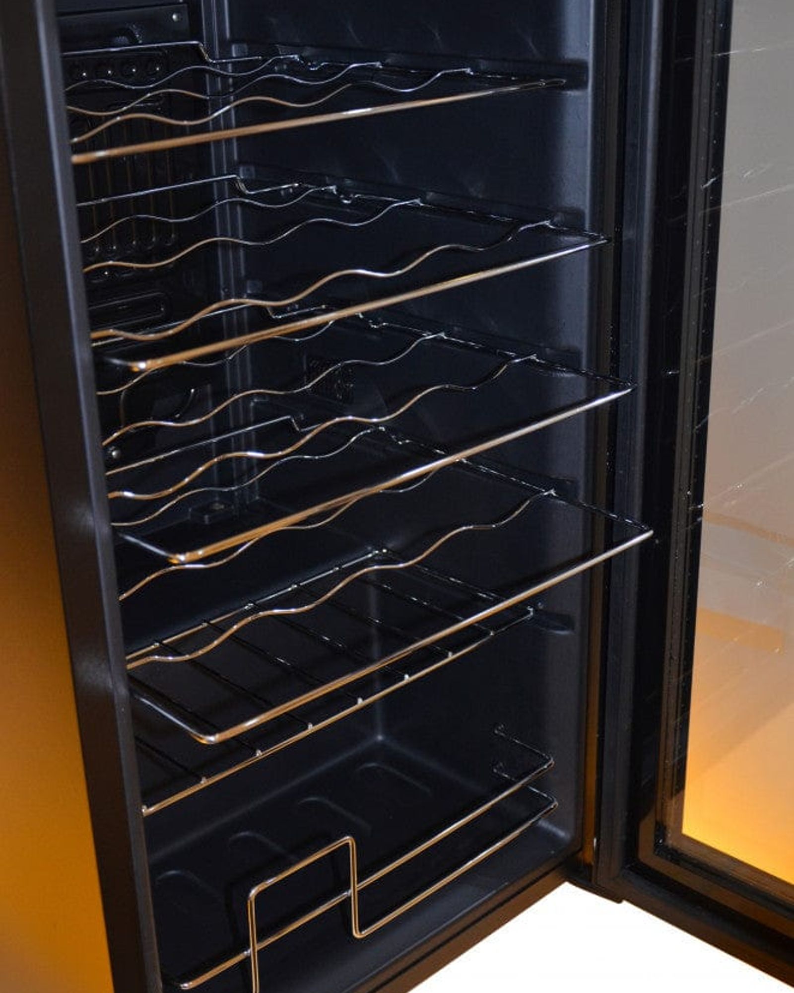 مبرد مشروبات كينوود سعة 24 زجاجة