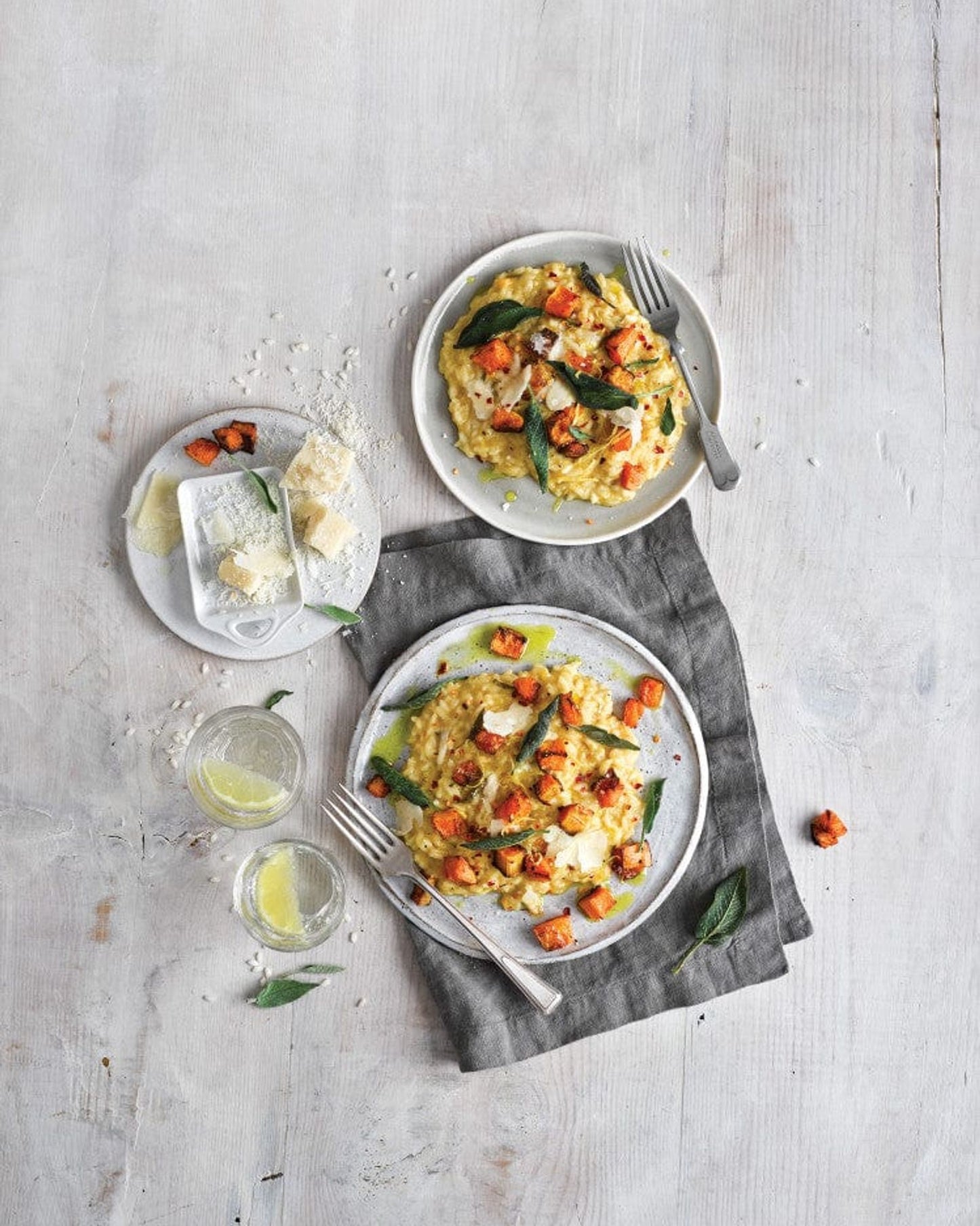 فرن ميكروويف كينوود سعة 22 لترًا مع شاشة رقمية، 5 مستويات طاقة، وظيفة إزالة الجليد، ستانلس ستيل، قائمة تلقائية، مؤقت 95 دقيقة، وظيفة الساعة، 700 واط MWM22.000BK أسود/فضي