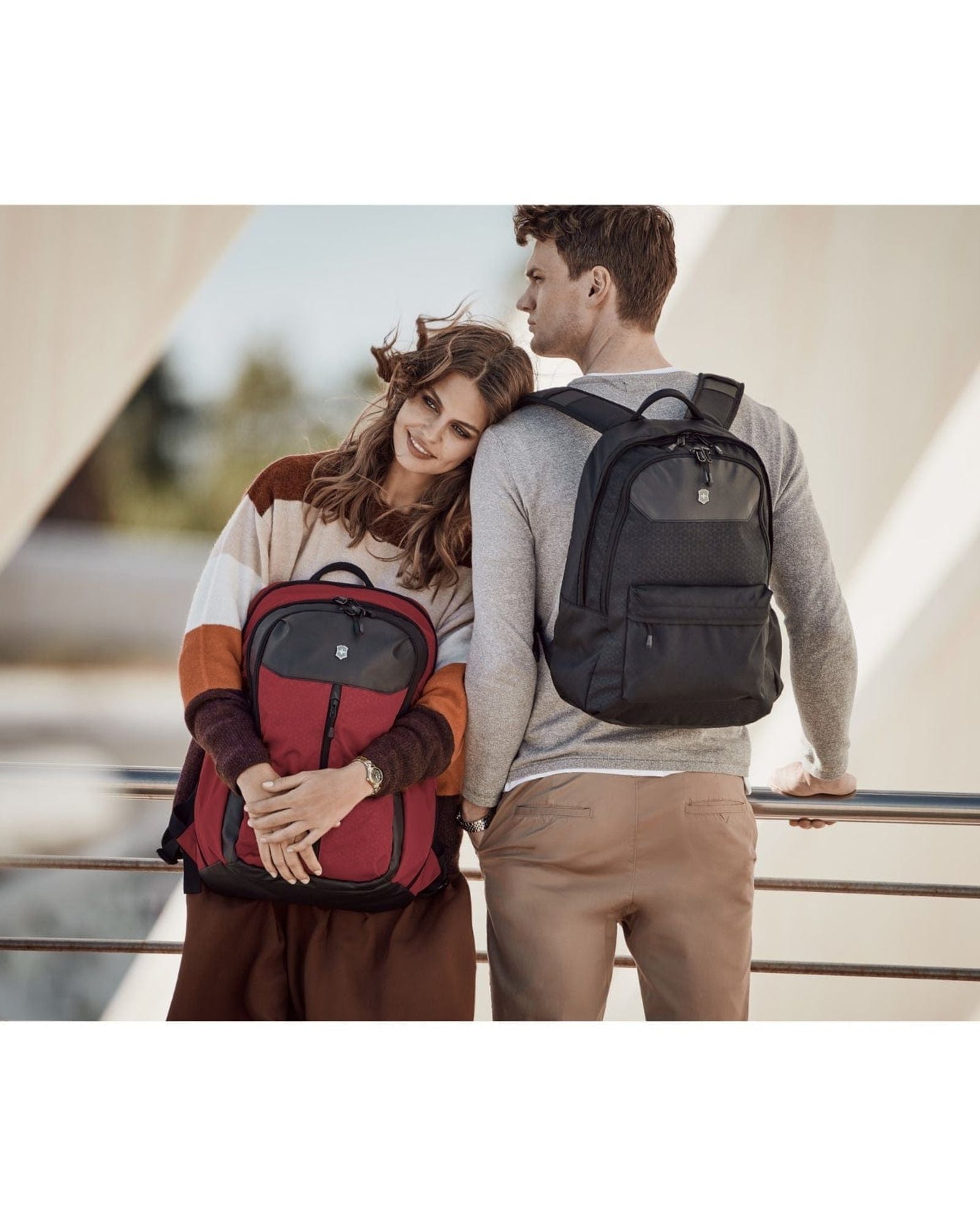 حقيبة ظهر Victorinox Almont Original ذات السحاب العمودي