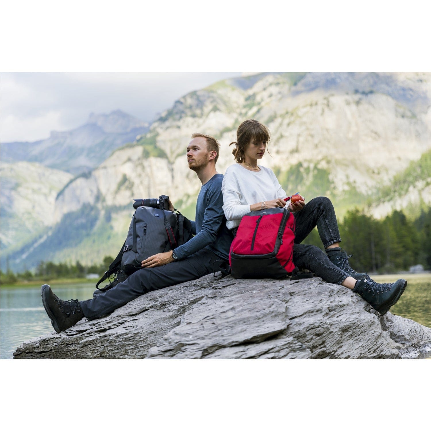 حقيبة ظهر Victorinox Almont Original ذات السحاب العمودي