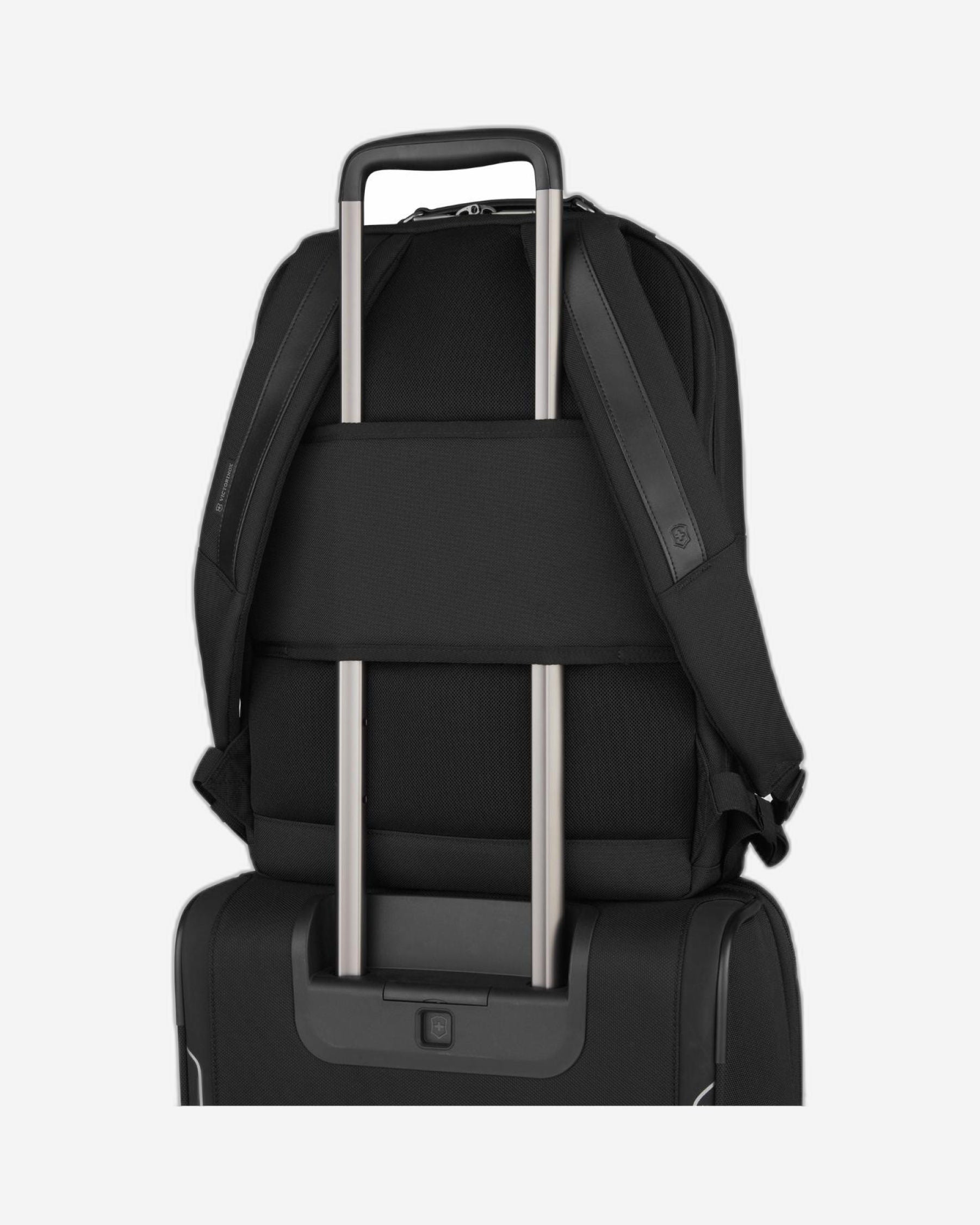 حقيبة ظهر فيكتورينوكس ويركس بروفيشنال كوردورا ديلوكس سوداء اللون