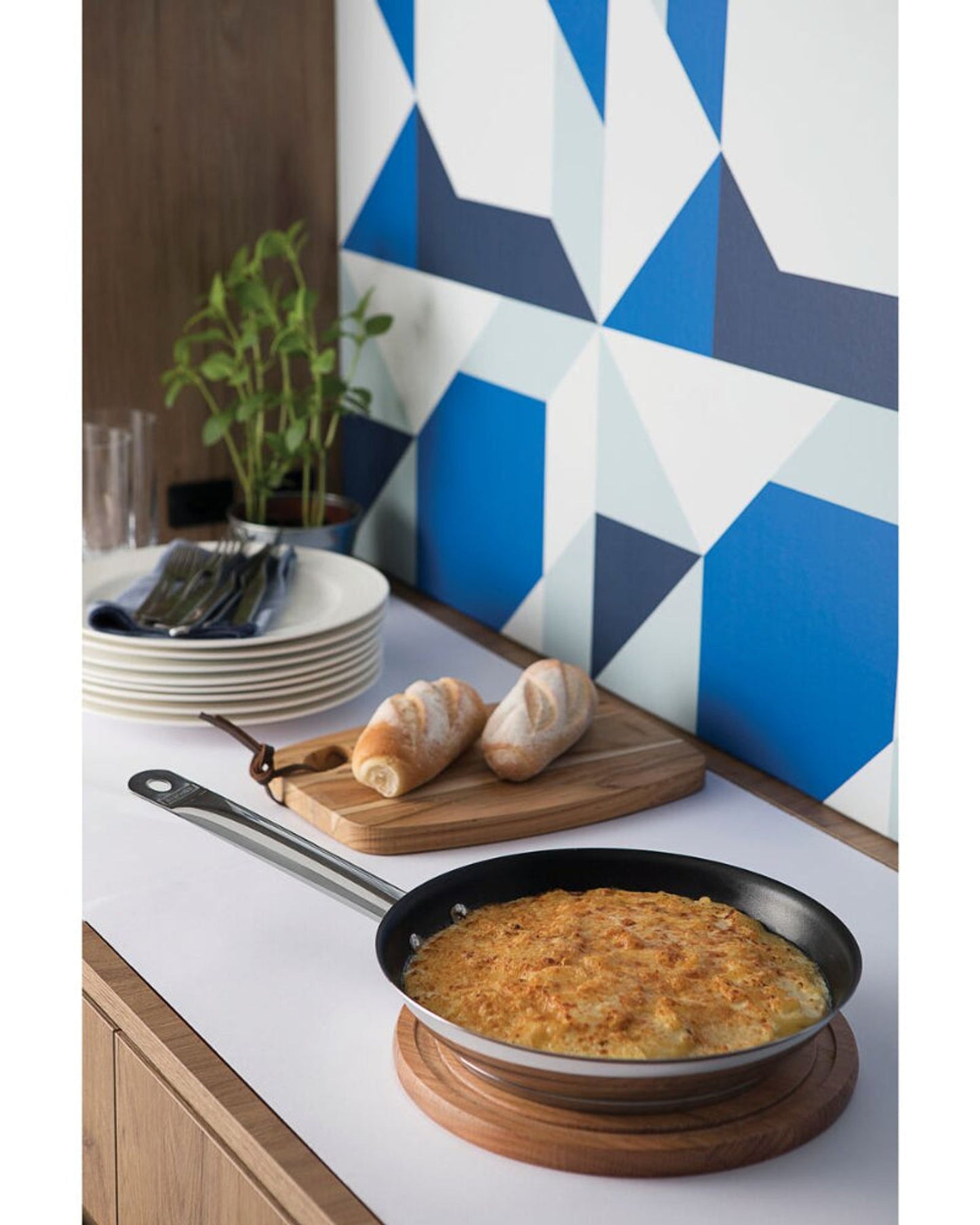 مقلاة ترامونتينا الاحترافية 30 سم 2.9 لتر ضحل من الفولاذ المقاوم للصدأ بمقبض طويل وقاعدة ثلاثية الطبقات وطلاء داخلي مانع للالتصاق