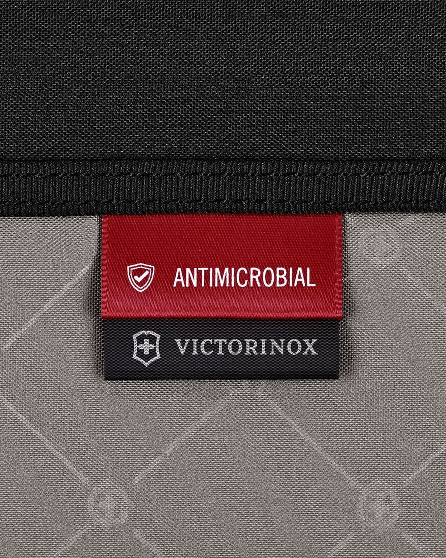 حقيبة أدوات الزينة الأساسية للسفر من فيكتورينوكس، لون أسود