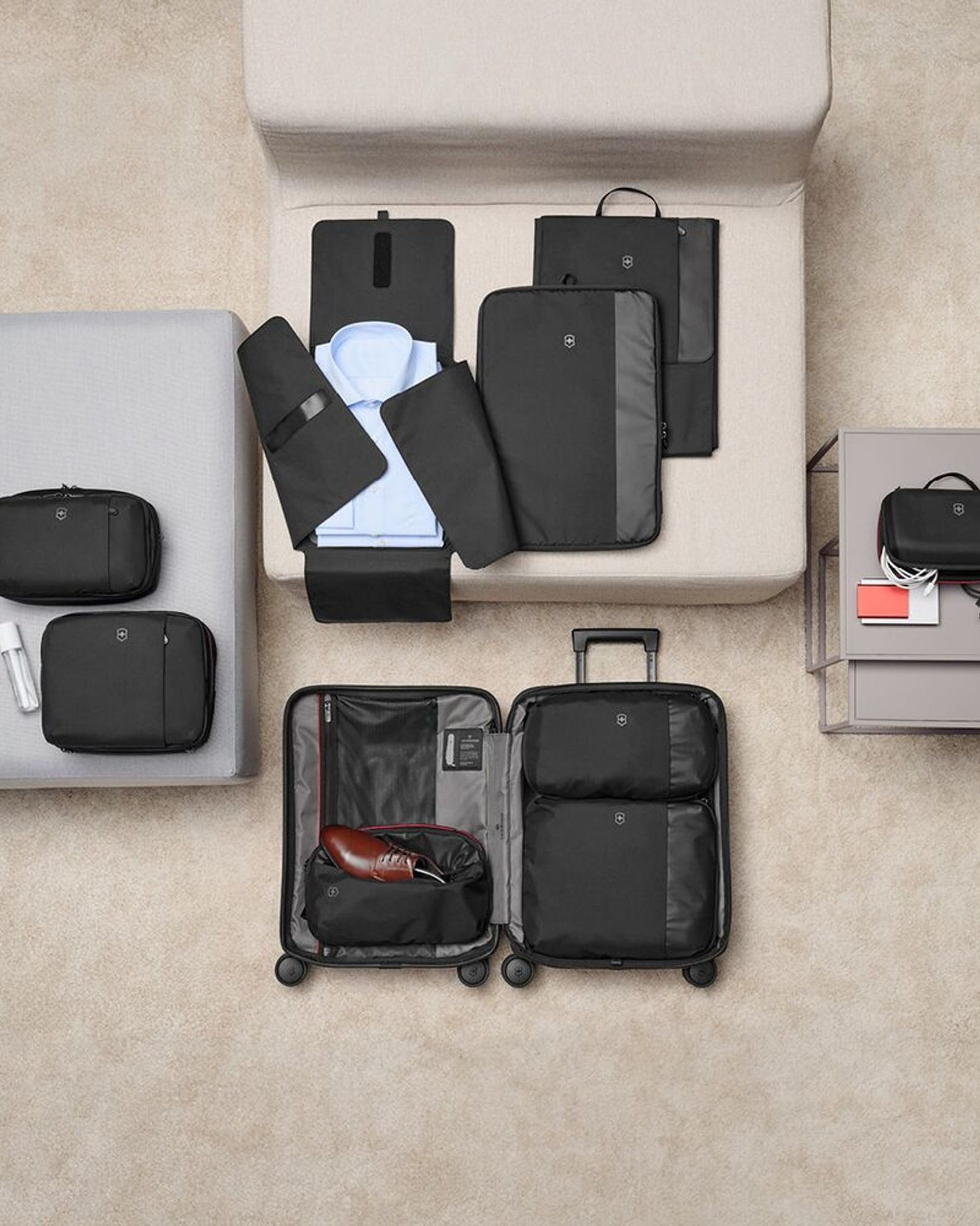 حقيبة أدوات الزينة الأساسية للسفر من فيكتورينوكس، لون أسود