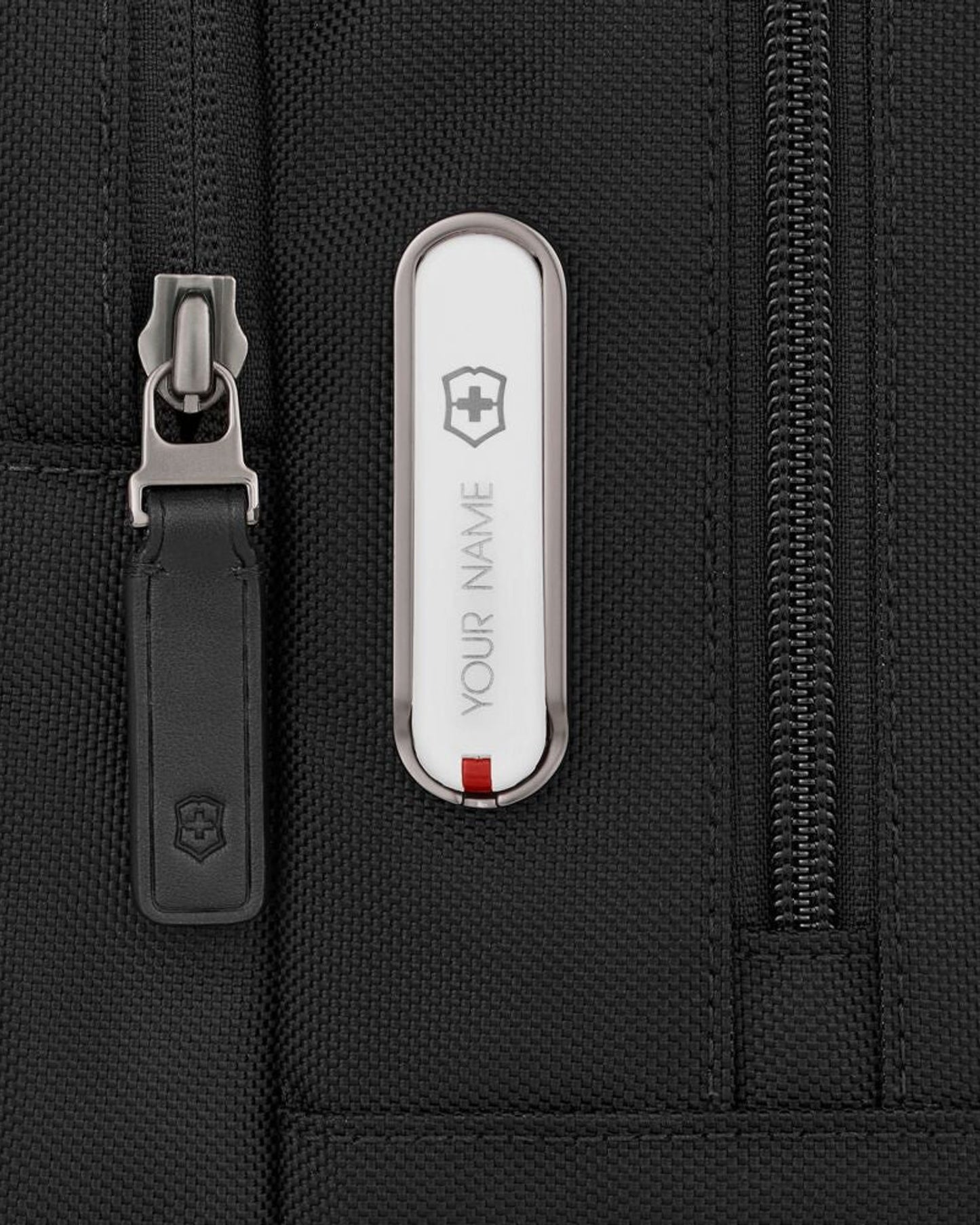 حقيبة أدوات الزينة الأسطورية من فيكتورينوكس باللون الأسود