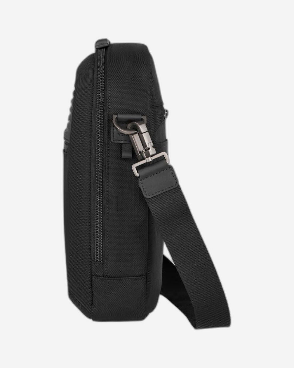 حقيبة كروس فيكتورينوكس ميثيك سوداء اللون