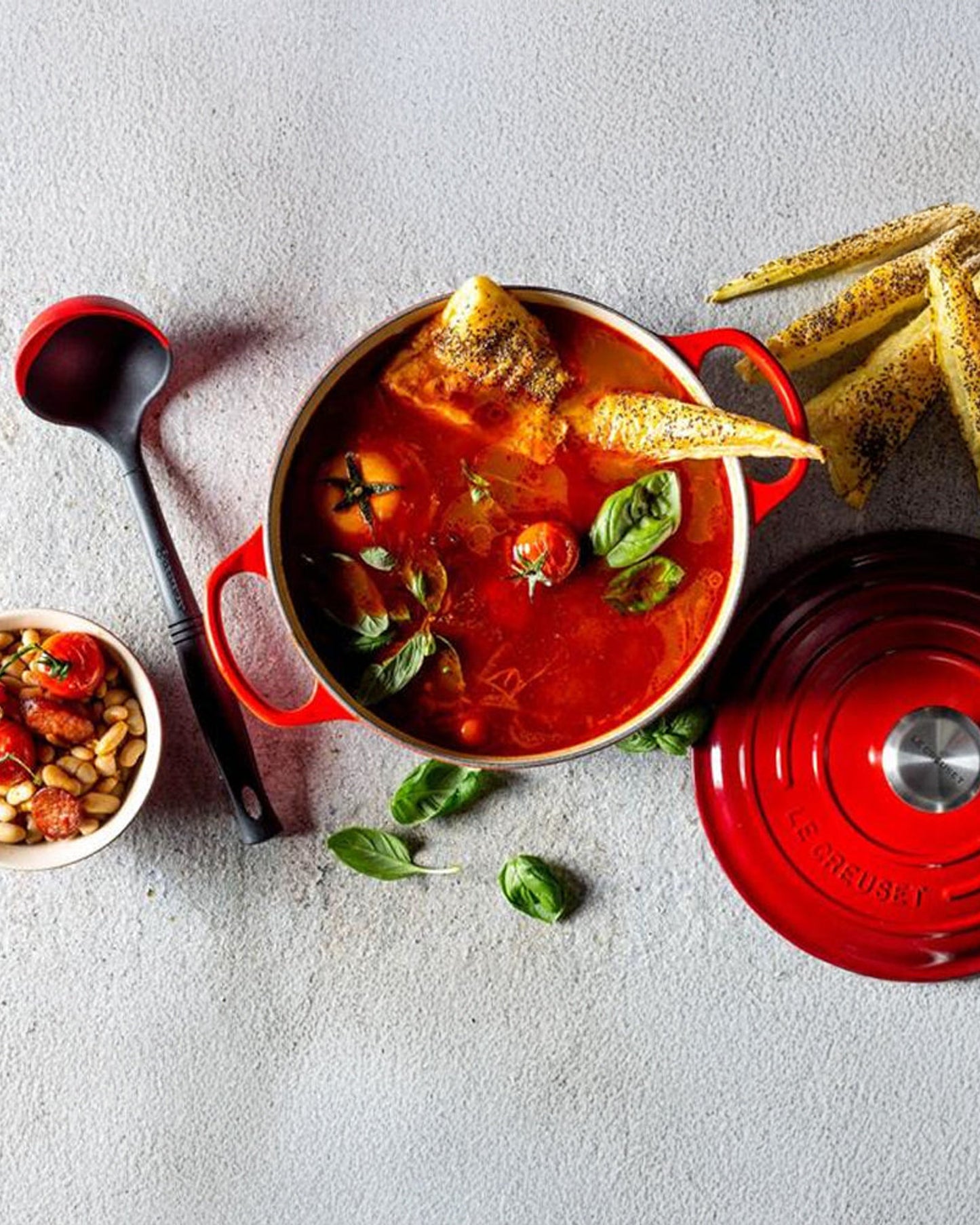 قدر فرن فرنسي دائري من لو كروزيه، 26 سم، لون أحمر كرزي - 21177260602430