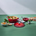 فرن فرنسي دائري من لو كروزيه، مقاس 28 سم، لون أحمر كرزي - 21177280602430