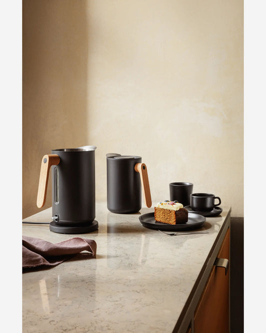 إبريق إيفا سولو 502756 بتفريغ الهواء، سعة 1 لتر، مطبخ نورديك، أسود اللون بمقبض خشبي