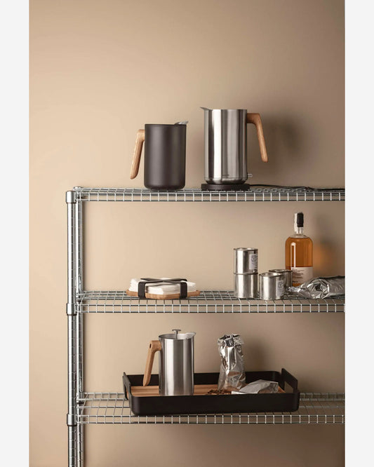 إبريق إيفا سولو 502756 بتفريغ الهواء، سعة 1 لتر، مطبخ نورديك، أسود اللون بمقبض خشبي