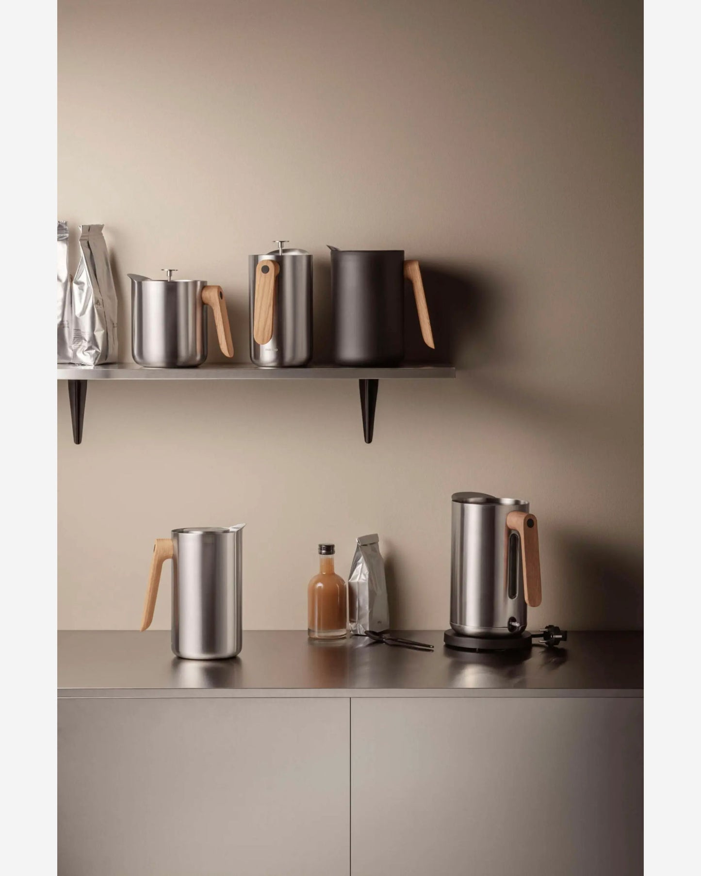 إبريق إيفا سولو 502756 بتفريغ الهواء، سعة 1 لتر، مطبخ نورديك، أسود اللون بمقبض خشبي