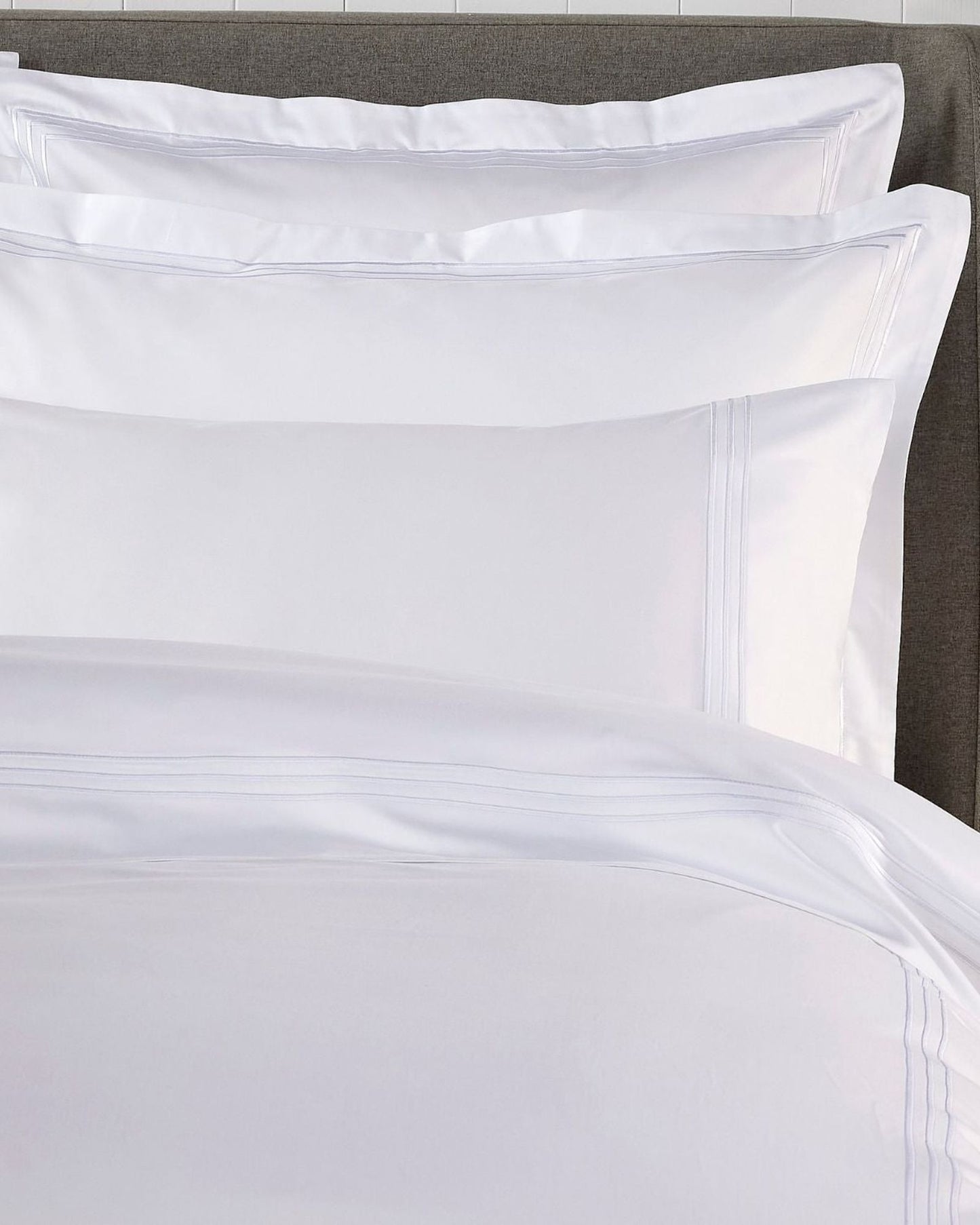 بياضات أسرّة كريستي "500TC Luxury Supima" بتطريز ثلاثي أبيض