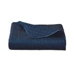 غطاء سرير ووسائد مبطنان بنقشة "T" من تيد بيكر باللون الأزرق الداكن