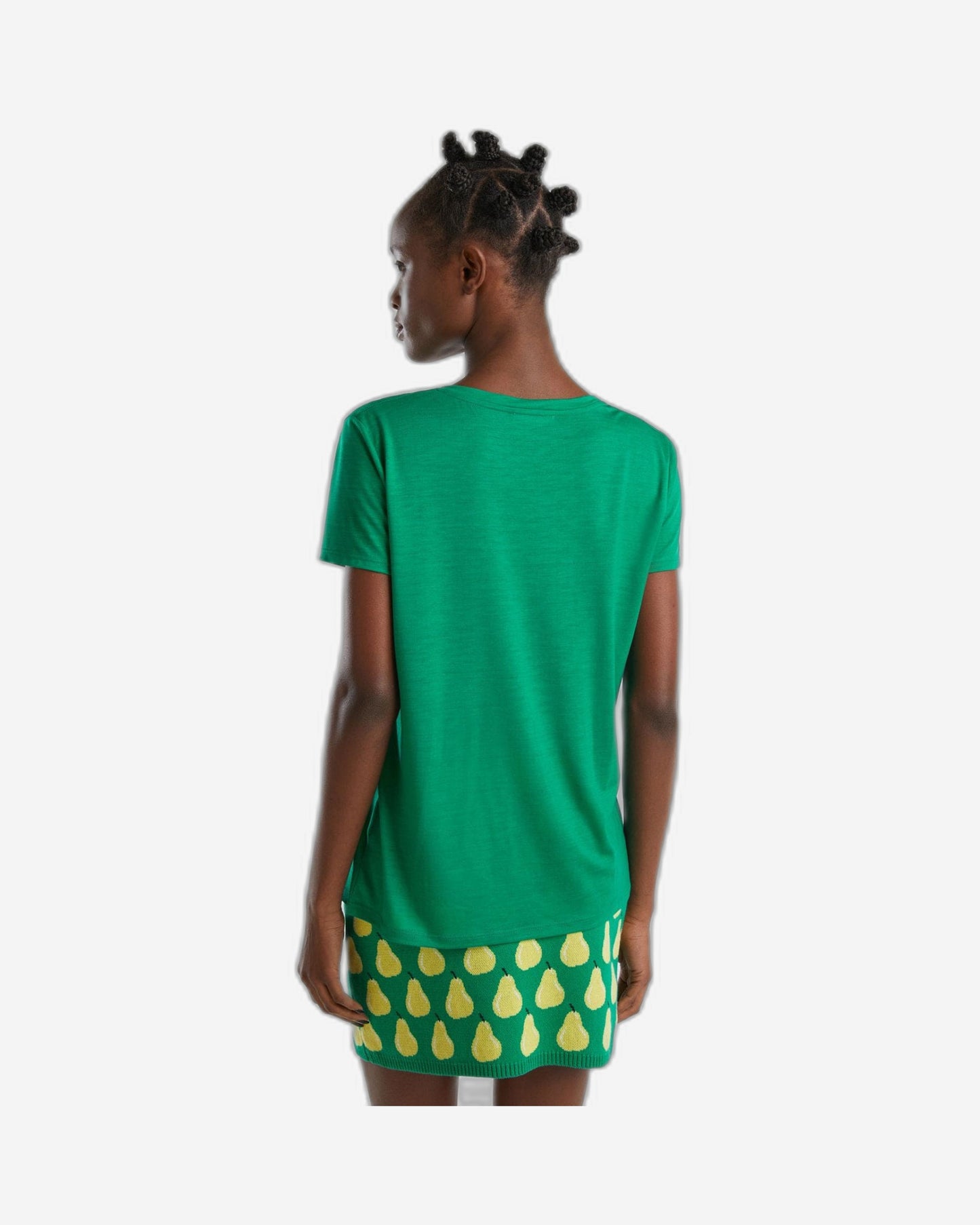 تي شيرت برقبة على شكل حرف V مصنوع من الفيسكوز المستدام