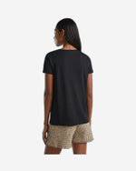 تي شيرت برقبة على شكل حرف V مصنوع من الفيسكوز المستدام