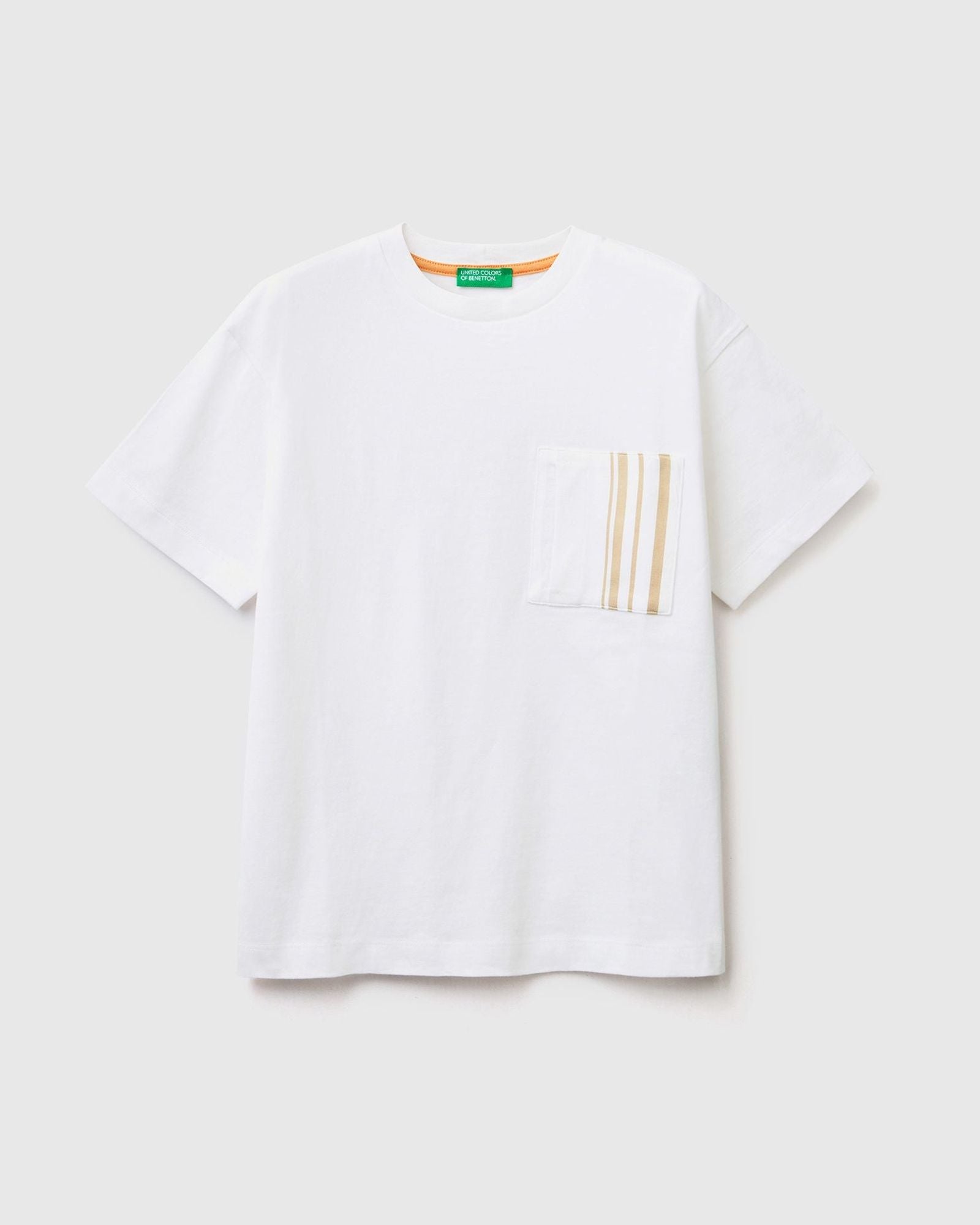 تي شيرت بجيب مخطط