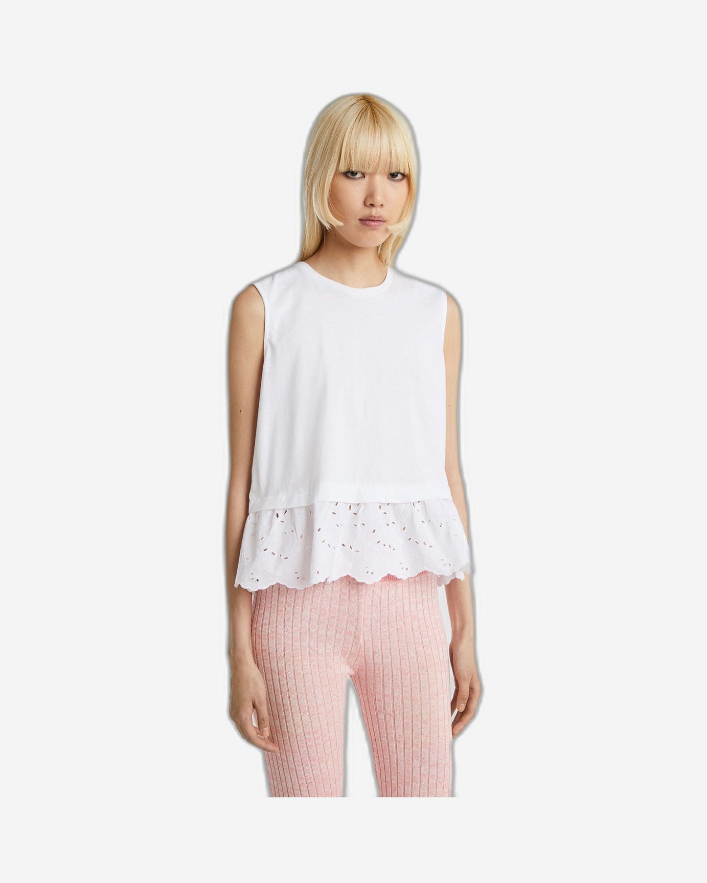 تانك توب مع كشكشة مطرزة باللغة الإنجليزية