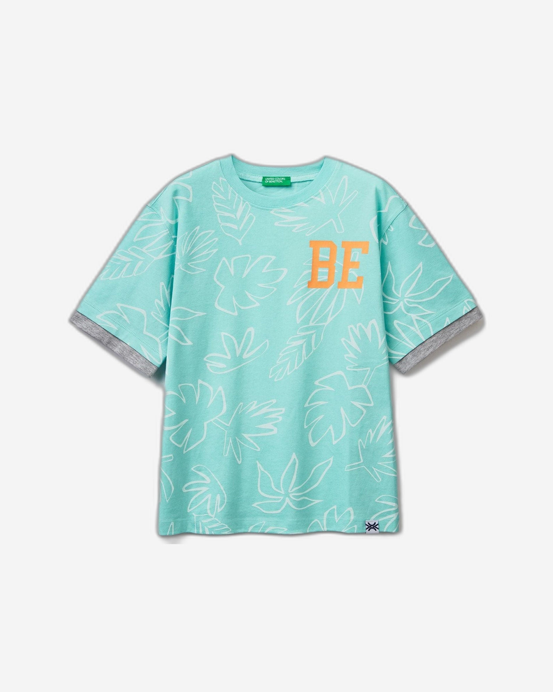 تي شيرت بطبعة غريبة