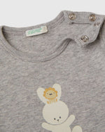 تي شيرت مصنوع من القطن العضوي بنسبة 100%