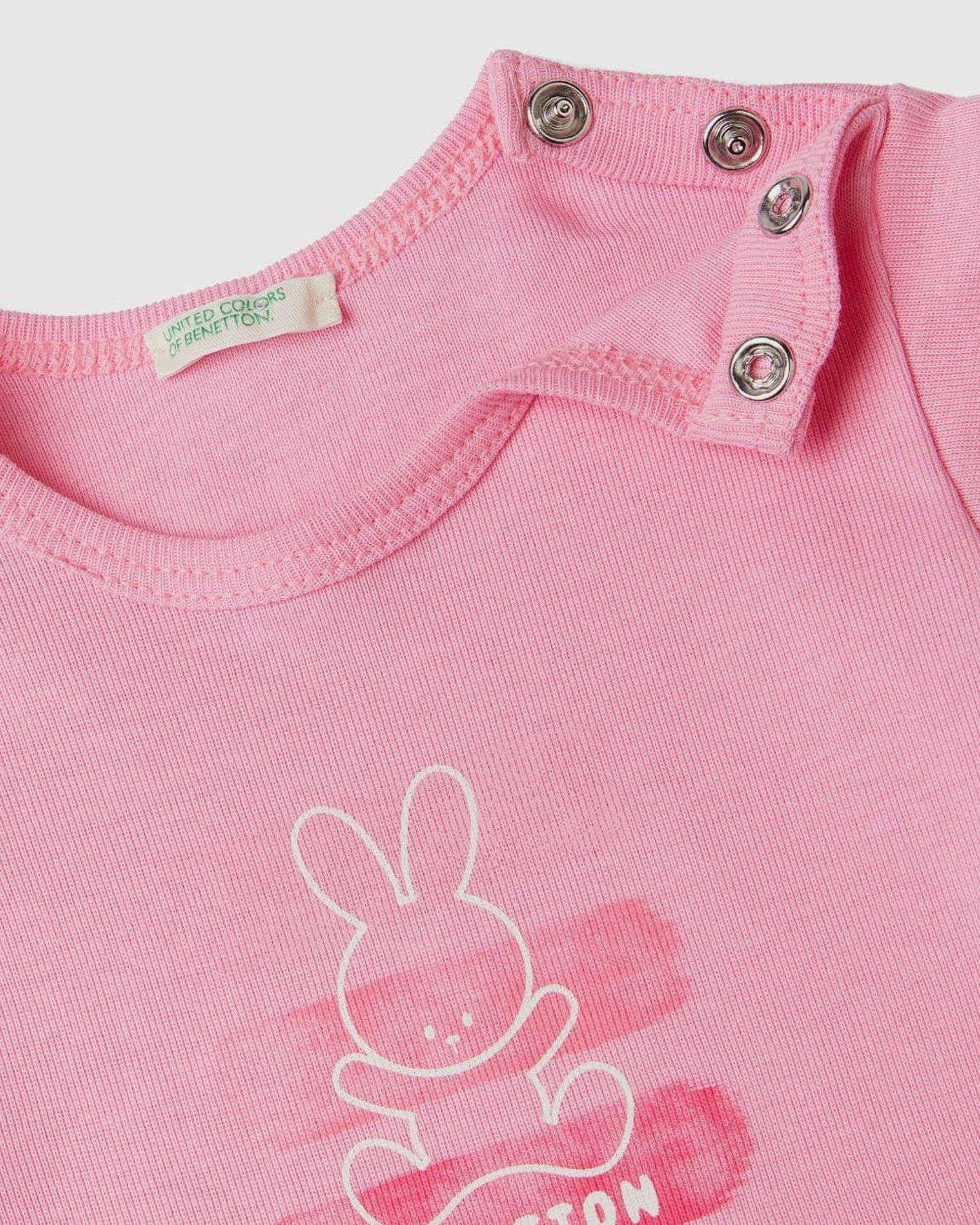 تي شيرت مصنوع من القطن العضوي بنسبة 100%