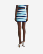 تنورة قصيرة مخططة