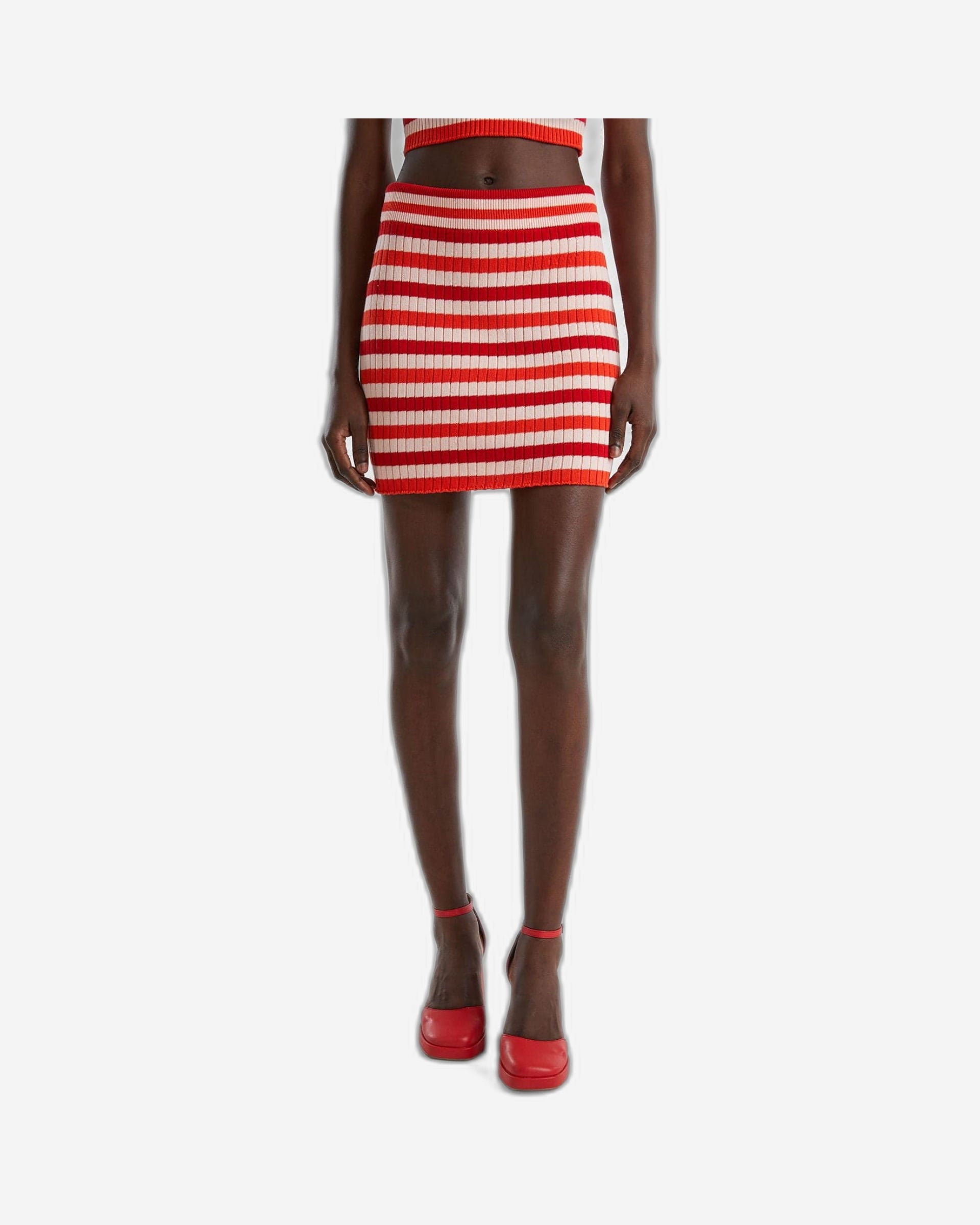 تنورة قصيرة مخططة